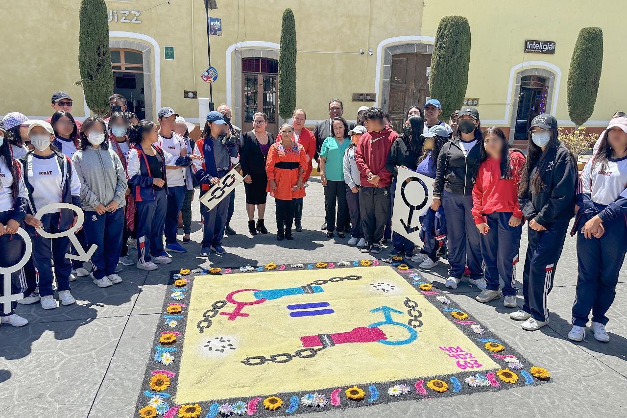 Con el arte efímero estudiantes de Huamantla se expresan por la igualdad de género